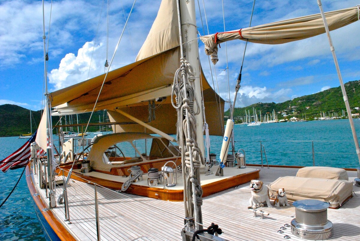 yacht broker charter